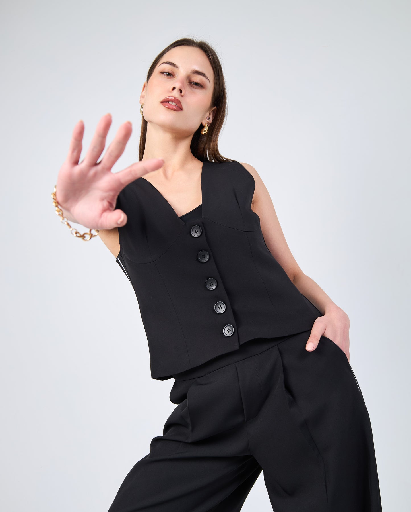 Straight V-neck Vist In Black